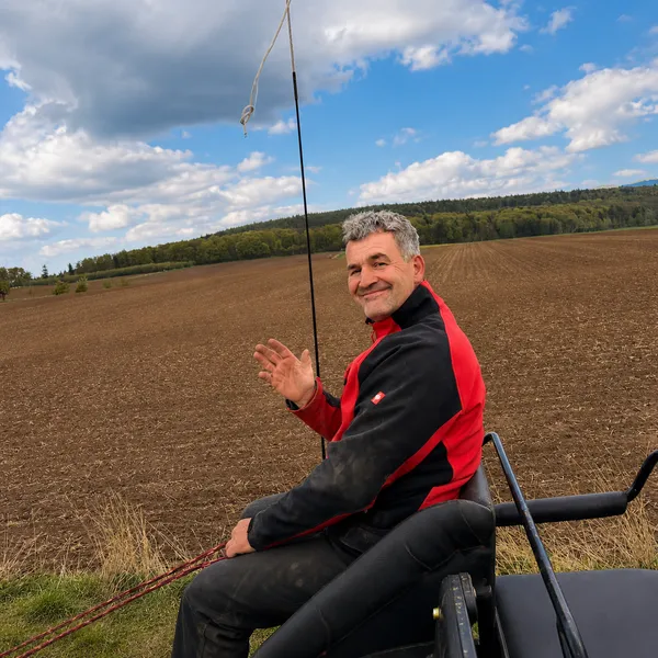 Peter – Gastgeber im FERIENHAUS Am Brunnen mit Blick über nordhessische Felder