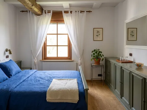Löwenburg – Gemütliches Schlafzimmer mit Doppelbett und historischen Holzbalken