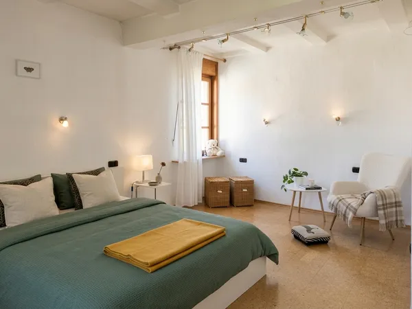 Felsburg – Großzügiges Schlafzimmer mit Doppelbett und Sitzecke